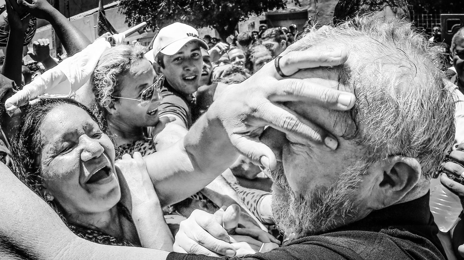 "Este Datafolha é sinal de que a perseguição a Lula deverá aumentar, e muito. Além do aprofundamento da farsa judicial contra ele, o próprio Moro poderá acelerar uma nova condenação do Lula, referente ao sítio dos pedalinhos de criança e barquinho de alumínio", avalia o colunista Jeferson Miola, sobre a primeira pesquisa após a condenação do ex-presidente Lula no TRF-4; "O problema, entretanto, é que isso produzirá um efeito contrário ao pretendido pelo establishment, porque fará Lula disparar nas preferência do povo. O cancelamento da eleição de outubro, neste sentido, é uma hipótese que não pode ser desprezada como horizonte do golpe e da ditadura", diz Miola