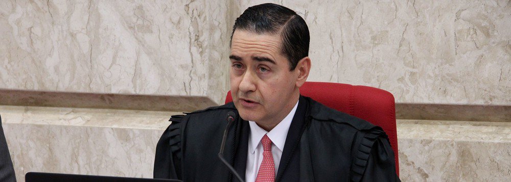 "O presidente do TRF-4, Thompson Flores, aquele que no ano passado definiu a sentença de Moro contra Lula no caso do tríplex do Guarujá – 9 anos e meio de prisão – como 'irretocável', quebrando a ética jurídica que prescreve o silêncio em relação a processos sub-judice, disse à comissão organizadora do PT que juízes do seu tribunal - sem especificar quais - teriam sido ameaçados", escreve o colunista Alex Solnik; segundo o jornalista, "uma informação dessa gravidade, mais grave ainda por ter vindo de quem veio não poderia ter sido divulgada de forma tão imprecisa"; "A declaração de Flores pode ser entendida, portanto, como tentativa de criar um fato político contra Lula e de influenciar efetivamente para um resultado desfavorável ao acusado"