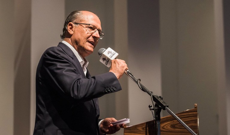 "Numa campanha presidencial na qual tem mais a esconder do que a mostrar, equipe de Alckmin debate a privatização da Caixa," escreve Paulo Moreira Leite, articulista do 247. "Num país com as desigualdades e carências do Brasil, essa medida equivale a uma bala de prata para eliminar programas sociais como Bolsa Família e programas de habitação para a população de baixa renda do Minha Casa, Minha Vida, que são organizados e sustentados pela Caixa". PML lembra que em 2006, quando tentou a presidência pela primeira vez, "Alckmin não conseguiu enfrentar o debate sobre as privatizações do governo Fernando Henrique Cardoso e terminou a campanha com um desempenho inédito: teve menos votos no segundo turno do que no primeiro".