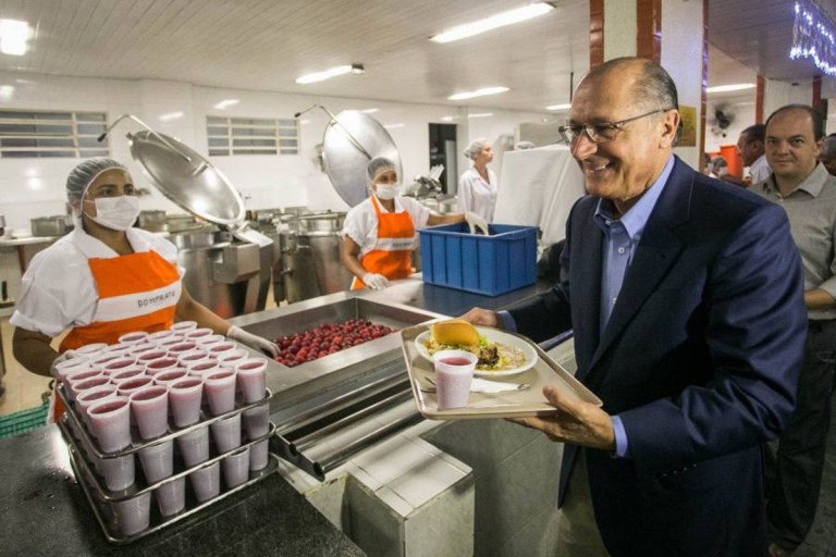 Nesta terça (20), o PSDB de São Paulo aprovou a antecipação das prévias para a candidatura ao governo do Estado. Num lance muito mais inteligente do que a interpretação dos analistas, Alckmin fez parecer ter fechado com Dória, mas ao fim e ao cabo fechou foi com ele próprio. O prefeito vai se desincompatibilizar no final do mês que vem. E a prefeitura passará às mãos de Bruno Covas, que tem sido fiel escudeiro do prefeito, mas que de origem é mais fiel ao governador