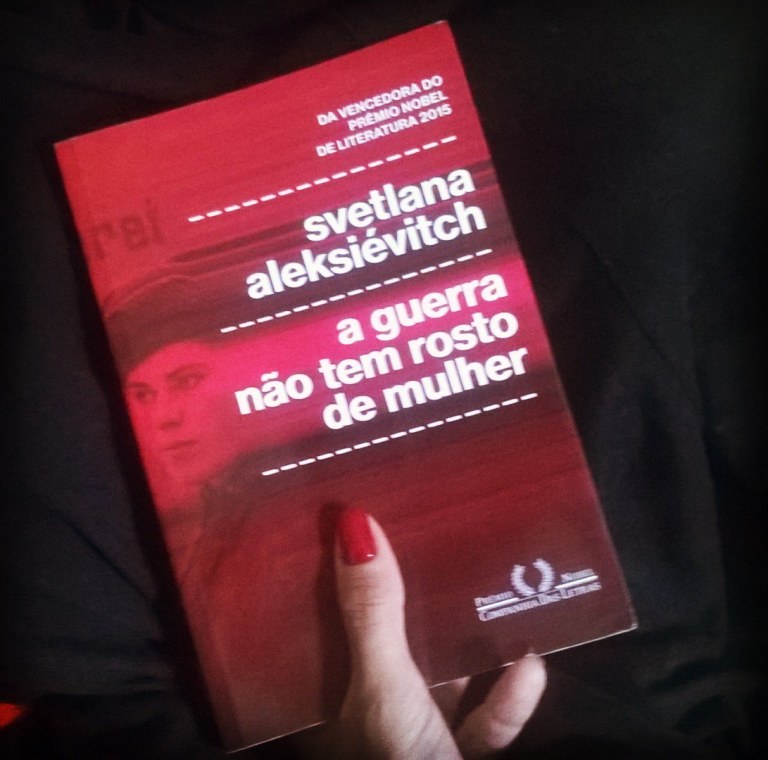 ‘Preciso de sua ajuda’, o homem me disse. ‘A dois quilômetros daqui, minha mulher está dando à luz. Comandante retrucou: ‘É na faixa neutra. Você sabe, não é seguro.’ ‘Uma mulher está parindo’ Se o inimigo notasse alguma coisa, lançaria projéteis em cima de nós. Mas, quando os soldados escutaram que a criança tinha nascido ... ‘Viva! Viva!’; Do livro “A guerra não tem rosto de mulher”