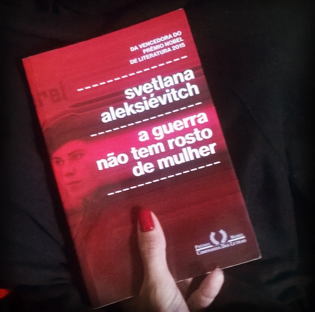 ‘Preciso de sua ajuda’, o homem me disse. ‘A dois quilômetros daqui, minha mulher está dando à luz. Comandante retrucou: ‘É na faixa neutra. Você sabe, não é seguro.’ ‘Uma mulher está parindo’ Se o inimigo notasse alguma coisa, lançaria projéteis em cima de nós. Mas, quando os soldados escutaram que a criança tinha nascido ... ‘Viva! Viva!’; Do livro “A guerra não tem rosto de mulher”