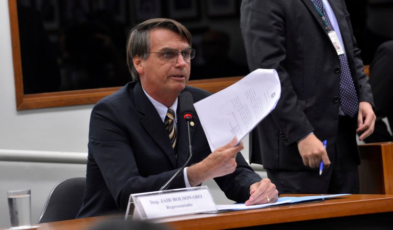 O deputado Jair Bolsonaro durante sessão do Conselho de Ética da Câmara dos Deputados que instaurou nesta terça-feira (16) processo por quebra de decoro contra o deputado (Wilson Dias/Agência Brasil)