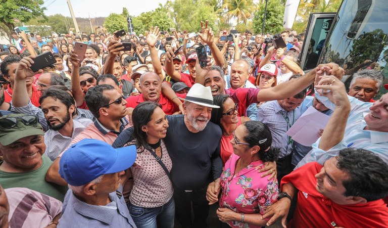 Colunista do 247 Tereza Cruvinel informa que enquanto Michel Temer fragiliza os pilares democráticos com a intervenção militar no Rio, tentando viabilizar-se como candidato à reeleição, o ex-presidente Lula desafia a perseguição e os planos golpistas lançando sua pré-candidatura a presidente nesta quarta-feira, 21, em Belo Horizonte; "Este ato, no estado mais importante governado pelo PT, será o primeiro de uma série programada para as próximas semanas. Em 18 de março Lula começa uma nova caravana, agora pelos estados do Sul, que incluirão um encontro com o ex-presidente uruguaio Pepe Mujica em Porto Alegre. A ex-presidente argentina Cristina Kirchner também poderá encontrá-lo em alguma cidade da fronteira", diz Tereza