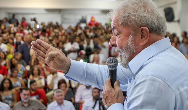 "Ao fazer profissão de fé nas instituições, Lula deixa escapar uma grande oportunidade de botar o dedo na ferida, denunciando ao Brasil e ao mundo que o pacto republicano e democrático produzido que resultou da Constituição de 1988 virou pó", avalia o jornalista e colunista do 247 Bepe Damasco; "Vejo como um grave equívoco, não só de Lula, mas de quadros importantes do PT, a insistência em apontar 'setores do Judiciário, do MP e da PF' como os vilões da democracia. Basta de ilusões. Os que honram a toga e suas funções públicas nessas instituições são pontos fora da curva, exceções que só confirmam a regra, que é a adesão em bloco de suas excelências à perseguição ao maior líder popular do país e ao seu partido", diz ele