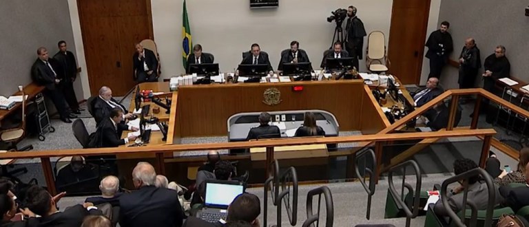 "A Constituição do Brasil define os Direitos e garantias fundamentais no título II, e afasta qualquer possibilidade de alguém ser preso sem sentença condenatória transitada em julgado", escreve o colunista Jeferson Miola, citando o inciso LVII do artigo 5º: 'ninguém será considerado culpado até o trânsito em julgado de sentença penal condenatória'"; "O contorcionismo retórico do STJ é uma burla à Constituição; é um acinte ao Estado de Direito e às garantias individuais inerentes às sociedades modernas e pós-inquisitoriais"