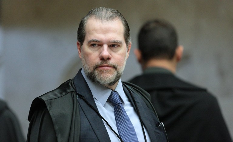 "Dias Toffoli terá uma ótima oportunidade para provar que não é nem Cármen Lúcia nem Rosa Weber. Isso vai acontecer entre os dias 6 e 16 de maio. Nesses dez dias ele vai ficar na cadeira de presidente do STF", afirma o jornalista e colunista do 247 Alex Solnik; "Não terá obrigação alguma de seguir a agenda de Cármen Lúcia, muito menos imitar o seu desrespeito ao papel do STF, recusando-se a colocar em pauta a discussão mais importante no momento, a da ADC que questiona se é constitucional a prisão depois de condenação em segunda instância", diz Solnik, ao apontar o ponto crucial que pode devolver a liberdade e a cidadania ao ex-presidente Lula