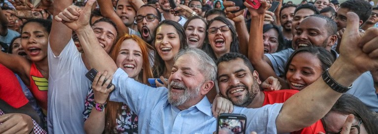 "Ao olhar as imagens pela TV e as presenças no carro de som, uma reflexão é inevitável. Por que voltamos para São Bernardo? Por que apenas PT, PCdoB e PSOL no ato? Voltamos por opção ou fomos empurrados, encurralados?", questiona o colunista Ricardo Cappelli; segundo ele, é preciso "unir a esquerda para, a partir de um pólo, tentar atrair forças mais amplas"; "Apenas um candidato à Presidência da República do campo. Um candidato desta Frente Ampla a governador em cada estado. Precisamos sair de São Bernardo e ocupar novamente o Brasil com uma ampla rede de alianças democráticas contra a ameaça fascista"