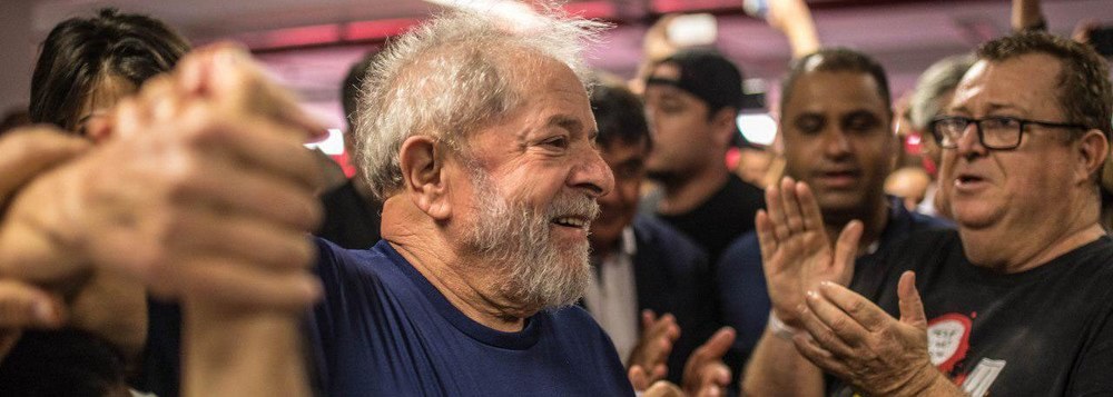 "Enquanto o líder político mais popular que o país já teve siga sendo perseguido, preso, condenado, não haverá democracia e não haverá retomada do crescimento econômico. Quanto mais se intensificam os processos de judicialização da política, de expropriação do direito do povo de decidir livremente sobre os destinos do país, votando em quem prefira, maior o desastre para o país", diz o sociólogo Emir Sader; "Governam para o 1% mais rico, para o capital especulativo, que não produz nem bens, nem empregos", afirma; "Só a democracia plena, com eleições livres, resgatará o país da pior, mais prolongada e profunda crise da sua história"