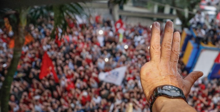 O jornalista Mauro Lopes compara a manchete dada pela Folha de S.Paulo e a íntegra da pesquisa do Instituto Datafolha, que "busca manter um mínimo de credibilidade", segundo ele, e destaca os pontos mais importantes do levantamento: Lula tem o dobro de Geraldo Alckmin em São Paulo; a rejeição ao ex-presidente despencou para 36% (em 2016, chegou a 57% e, em dezembro passado, estava em 39%); o poder de transferência de Lula é enorme: 46% dos eleitores admitem votar num candidato indicado por ele