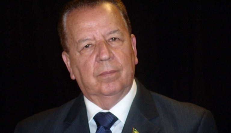 O general Lessa não é um idiota. Trata-se de um direitista raivoso com dotes messiânicos, que pensa que o golpe de 2016 será resolvido com a prisão de Lula, quando não é o Lula o problema, mas, sim, os militares, os juízes, os procuradores, os delegados e os empresários, principalmente os donos do oligopólio Globo, além do Congresso à mercê de gente como o presidiário Eduardo Cunha