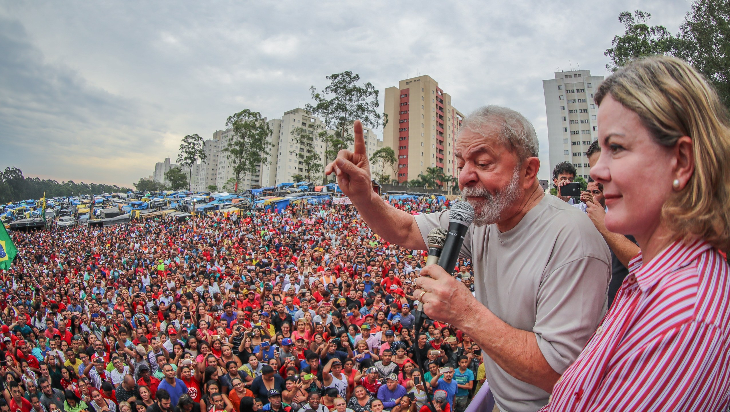 "Ao lembrar sua condição de 'partido de direita' para tentar paralisar um debate necessário sobre o uma Ação Declaratória de Constitucionalidade sobre o trânsito em julgado, o PEN revela de modo grotesco os costumes de um país onde a prática do Direito nada tem a ver com valores universais, como respeito a todo cidadão, qualquer que seja sua preferência política, origem social e raça, mas pode ser manipulada abertamente de acordo com interesses políticos", escreve Paulo Moreira Leite, articulista do 247; PML recorda que "a ação foi apresentada em 2016, quando Lula nem era réu e tenta-se que seja retirada quando ele já se encontra confinado numa cela solitária na sede da Polícia Federal de Curitiba"