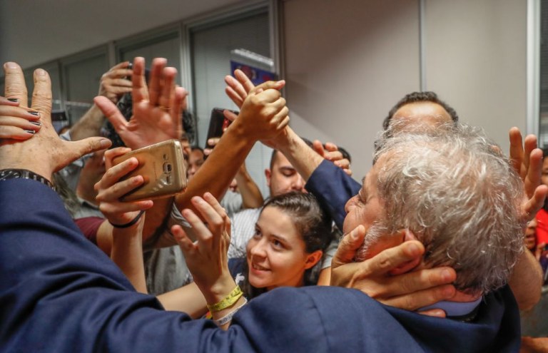 "A prisão de Lula é a negação da justiça. A lei foi substituída pela ponderação de princípios, onde valem critérios absolutamente subjetivos e incontroláveis. Tudo está sendo relativizado para atender à sanha punitivista de setores retrógrados da sociedade", destaca o colunista Ricardo Bruno; para ele, "a inquietação deste momento aponta para dias sombrios, exaustivos e imprevisíveis. Está em jogo a democracia brasileira"