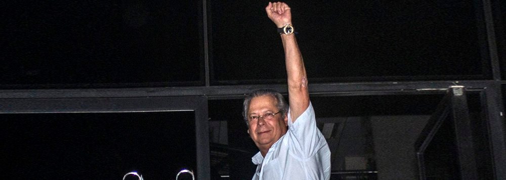 SÃO PAULO, SP, 15.11.2013: JOSÉ DIRCEU/MENSALÃO/SP - O ex-ministro da Casa Civil, José Dirceu se entregou, por volta das 20h30, na superintendência da Polícia Federal, em São Paulo. (Foto: Marco Ambrosio/Frame/Folhapress)