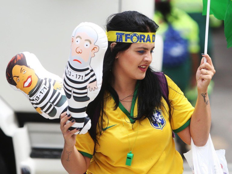 Uma coisa é uma Greve Geral, forçando todo o setor produtivo a promover o Lobby Positivo, ou seja, a que estes, que detêm o poder operacional, forcem os deputados e senadores a aprovarem medidas que garantam direitos a todo o povo; Outra coisa é um pseudo movimento de marionetes e fantoches que são usados pela Grande Mídia – e usam a população – para desfilar nas capitais ao ridículo de dancinhas