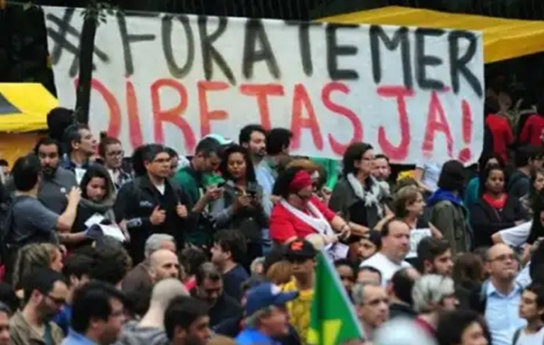 "Nem as elites que puseram o miserável no poder o aguentam mais; a disputa agora é sobre como será a saída do governo Temer. As elites tramam novos golpes como o parlamentarismo e uma eleição sem Lula", afirma o jornalista e colunista do 247 Mauro Lopes; "a saída democrática com eleições livres e antecipadas depende dos debaixo", diz ele