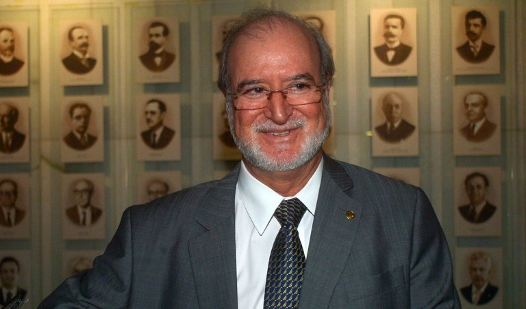 deputado eduardo azeredo fala com jornalistas