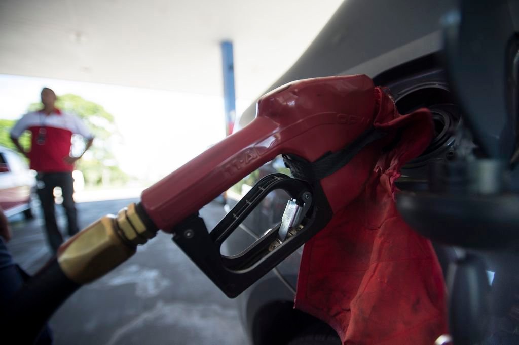 O Brasil nunca importou tanto óleo diesel. Com o aumento dos preços do petróleo, a conta vai ficar cada vez mais cara para o Brasil, elevando o custo de produção de todos os produtos nacionais, visto que o principal meio de transporte de mercadorias usado no país ainda é o caminhão movido a diesel