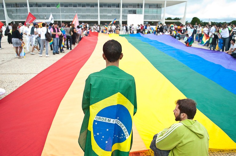 FHC iniciou os debates, Lula avançou timidamente, Dilma promoveu retrocessos e Temer obliterou o tema. As políticas LGBT são tratadas como secundárias pelo executivo, independente de quem esteja com a caneta na mão, e é preciso cobrar compromissos sérios das candidaturas progressistas colocadas