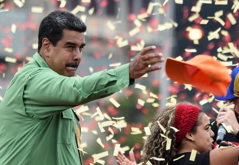 "A espetacular vitória de Nicolás Maduro só se explica pela postura de eleitores socialmente inferiorizados, que já não aceitam ser tratados como cidadãos subalternos quando se trata de discussão dos destinos da nação e seus próprios interesses", escreve Paulo Moreira Leite, articulista do 247, que está na Venezuela para cobrir a campanha presidencial encerrada na noite de ontem, com uma vantagem de 3 milhões de votos sobre Henri Falcon, o segundo colocado; numa reportagem nos bairros pobres de Caracas, PML fala de homens e mulheres a quem o chavismo "deu um sentido de pertencer a uma bandeira, a uma pátria, a luta contra o imperialismo"