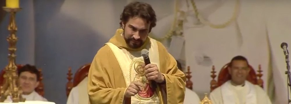 Fábio de Melo reconhece que cometeu uma falha de intolerância religiosa ao ridicularizar a macumba. Com humildade, pediu perdão. Quando um sacerdote se torna excessivamente midiático, como ocorre com os padres cantores, sua espontaneidade fica ameaçada. Torna-se um personagem de si mesmo. A fama o sufoca