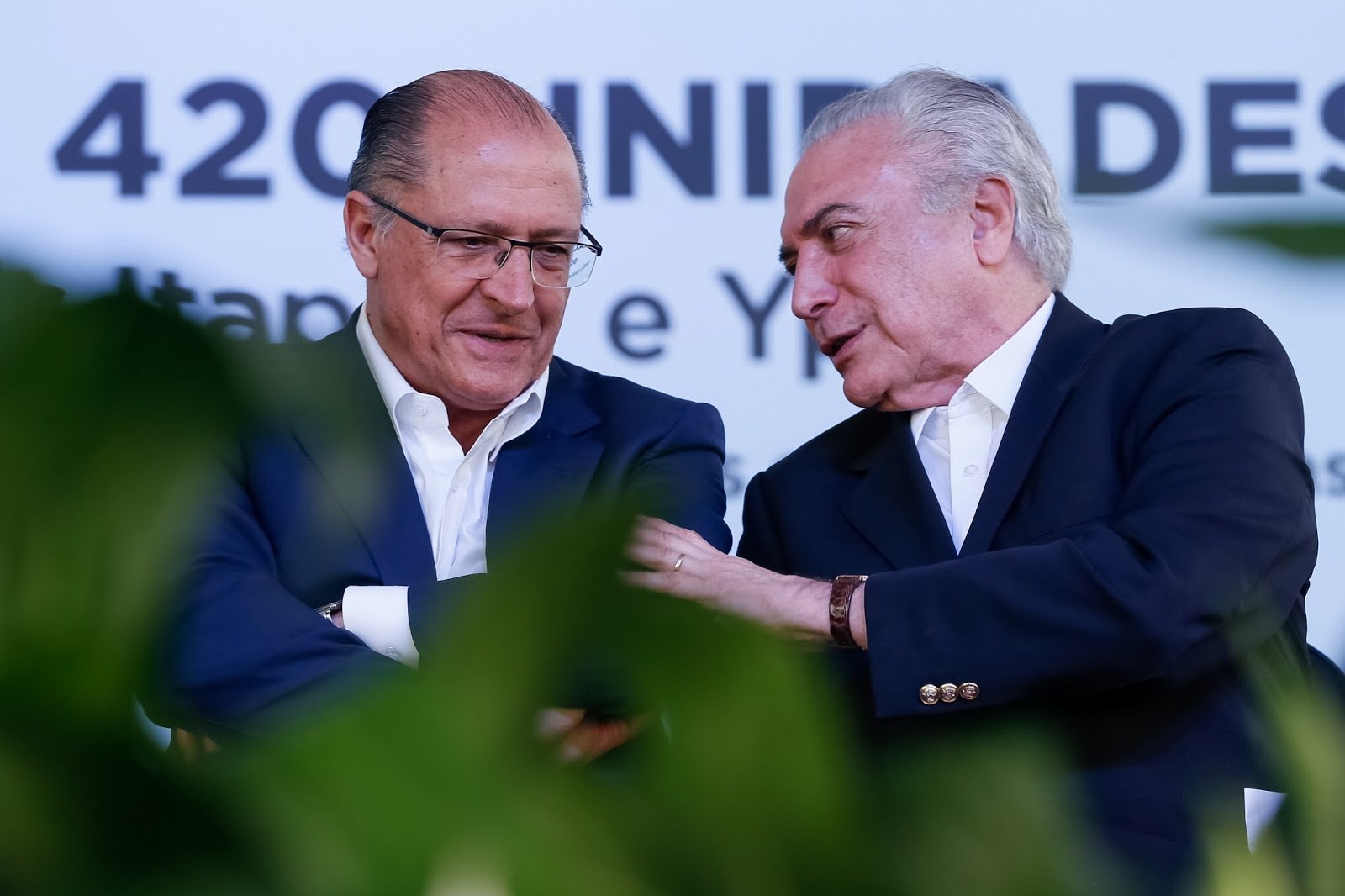 "É puro chute cravar quem vai ganhar a eleição, tantas são as variáveis que se apresentam, mas uma coisa é certa: vai ganhar quem encarnar o oposto de Temer", avalia o jornalista e colunista do 247 Alex Solnik; para ele, a aliança desenhada entre Michel Temer e Geraldo Alckmin não tem como ganhar; "Nenhum candidato que defender o legado ou o programa de Temer terá como ganhar. Porque ninguém quer que o Brasil continue caminhando em direção ao abismo", diz Solnik