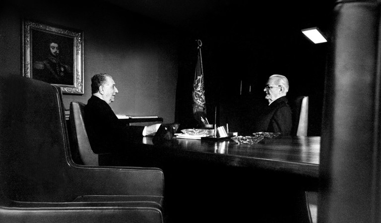 Os generais Médici e Geisel, presidente e seu sucessor escolhido, em 1973