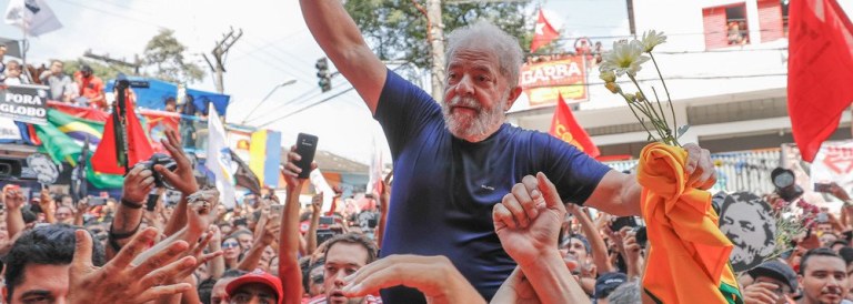 "Quando faltam três meses para o primeiro turno da eleição presidencial, nenhum silêncio sobre a prisão de Lula é simples coincidência: revela um projeto excludente de país, onde a questão social se resolve no cassetete da polícia", escreve Paulo Moreira Leite, articulista do 247; analisando o manifesto do Pacto Democrático, lançado em São Paulo, PML avalia que se trata de "um pacto para quem é pato. Não diz uma palavra sobre a perseguição ao mais popular presidente de nossa história, respaldando a postura de quem, sem meios para enfrentar democraticamente a força popular de Lula, prefere fingir que não existe"