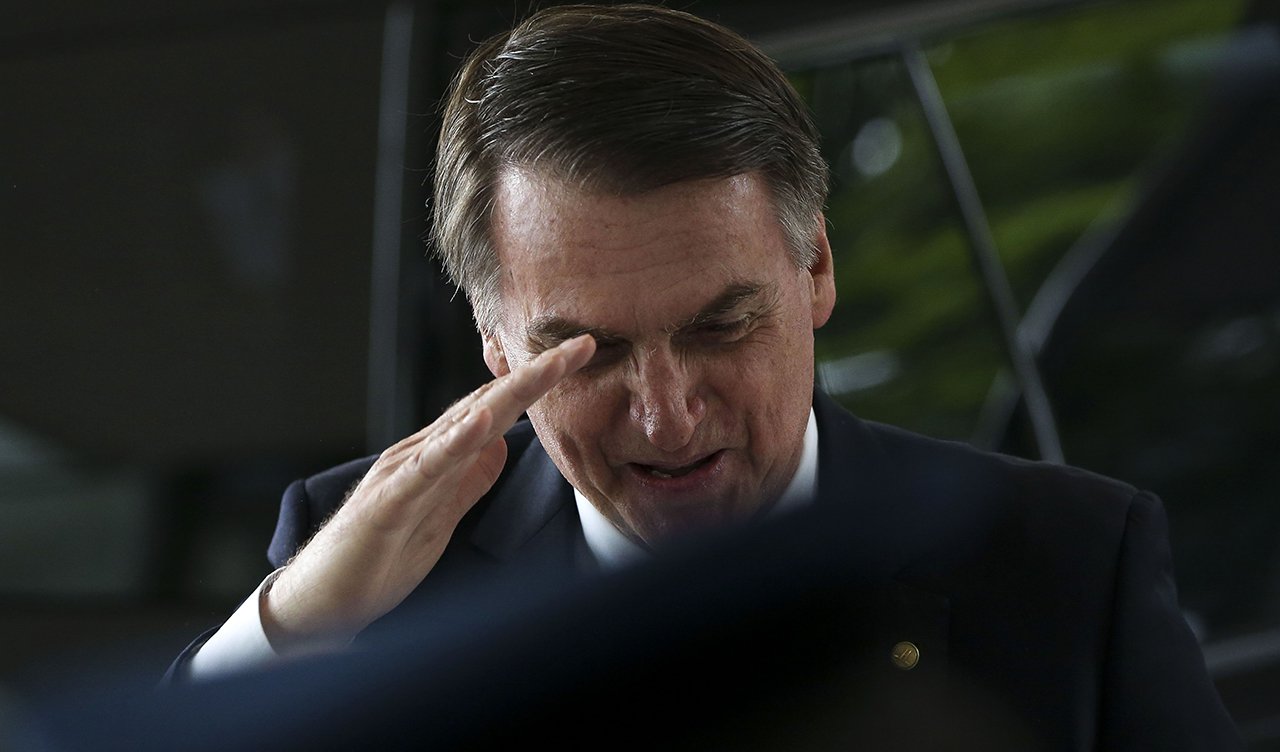 Continência de Bolsonaro aos EUA foi gesto de servilismo e subalternidade