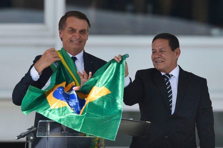 Do palanque ao parlatório, Bolsonaro mantém a farda do combate ideológico