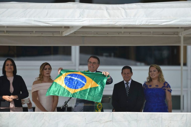 Várias omissões e uma grande fraude do presidente incapaz da verdade