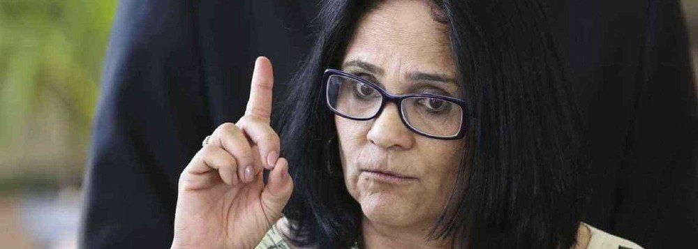 Damares Alves não quer controlar suas roupas, mas ampliar a exclusão LGBT