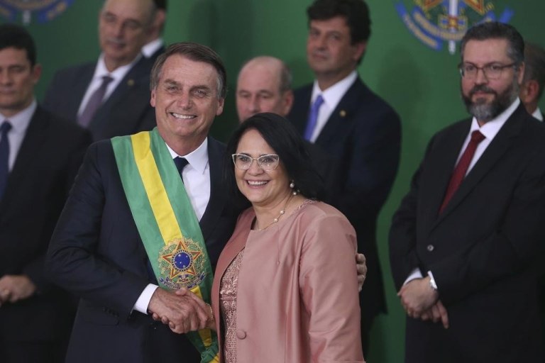 No carnaval dos generais de pijama, ministros olavetes batem palmas para ver louco dançar