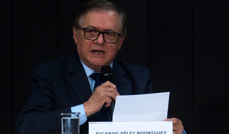 Doutrinação ideológica. É o que o MEC faz, ferindo a Lei
