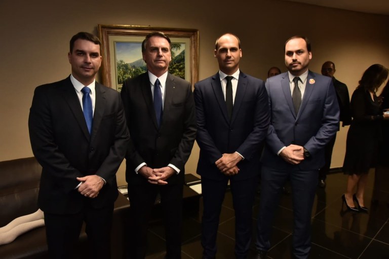 Bolsonaro governa em coalizão. Com os filhos