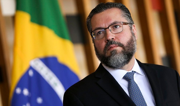 Chanceler de Bolsonaro é um capacho e incapaz para o cargo