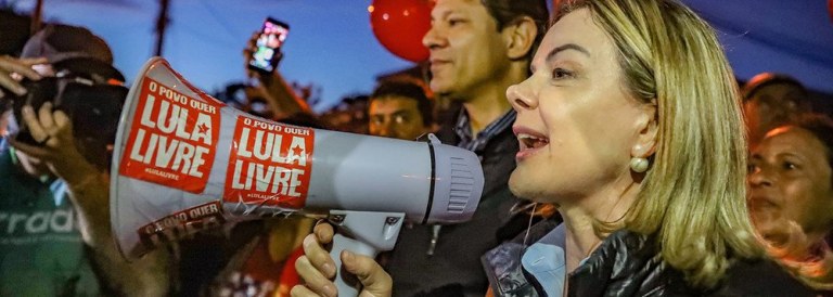 Com quem vai caminhar a esquerda?