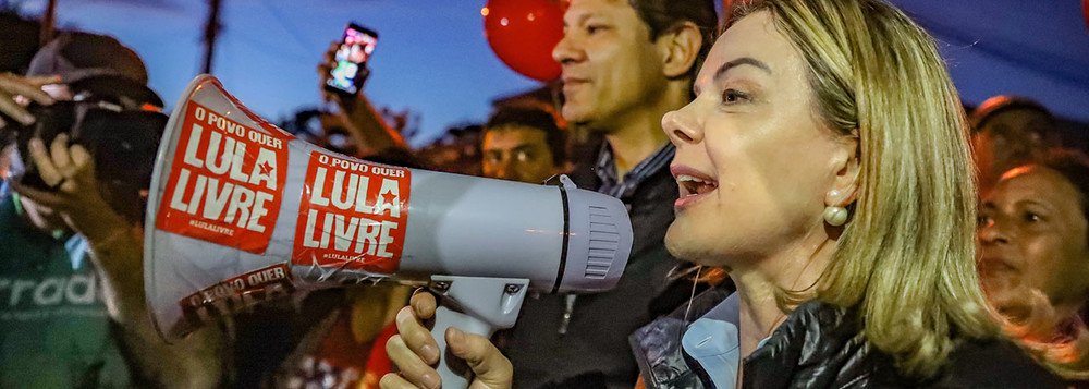 Com quem vai caminhar a esquerda?