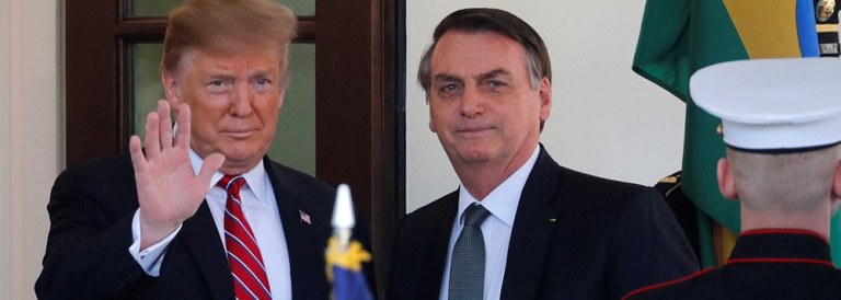 Bolsonaro de joelhos diante de Trump, um capítulo indigno da história do Brasil