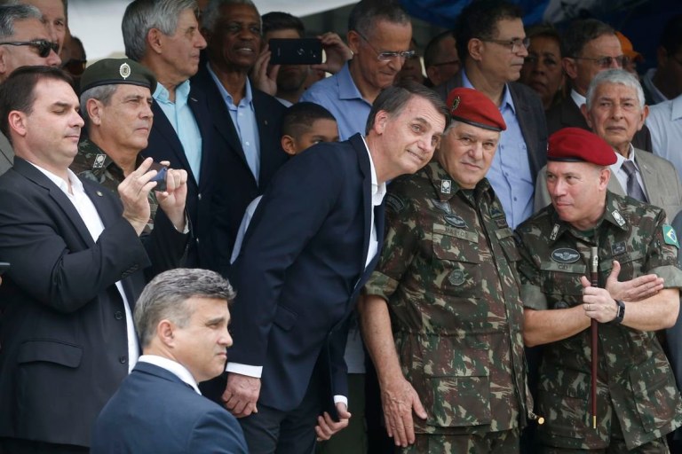 Bolsonaro e sua carreira construída a base de lamber botas