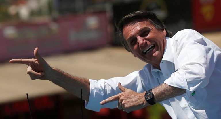 Vão ficar fazendo “arminha” até quando? E Bolsonaro armado quer liberar porte de armas