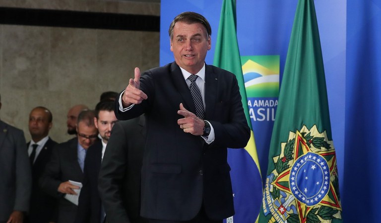 Fogo no Cabaré: capitão bate de frente com meio mundo e arma maior confusão no governo