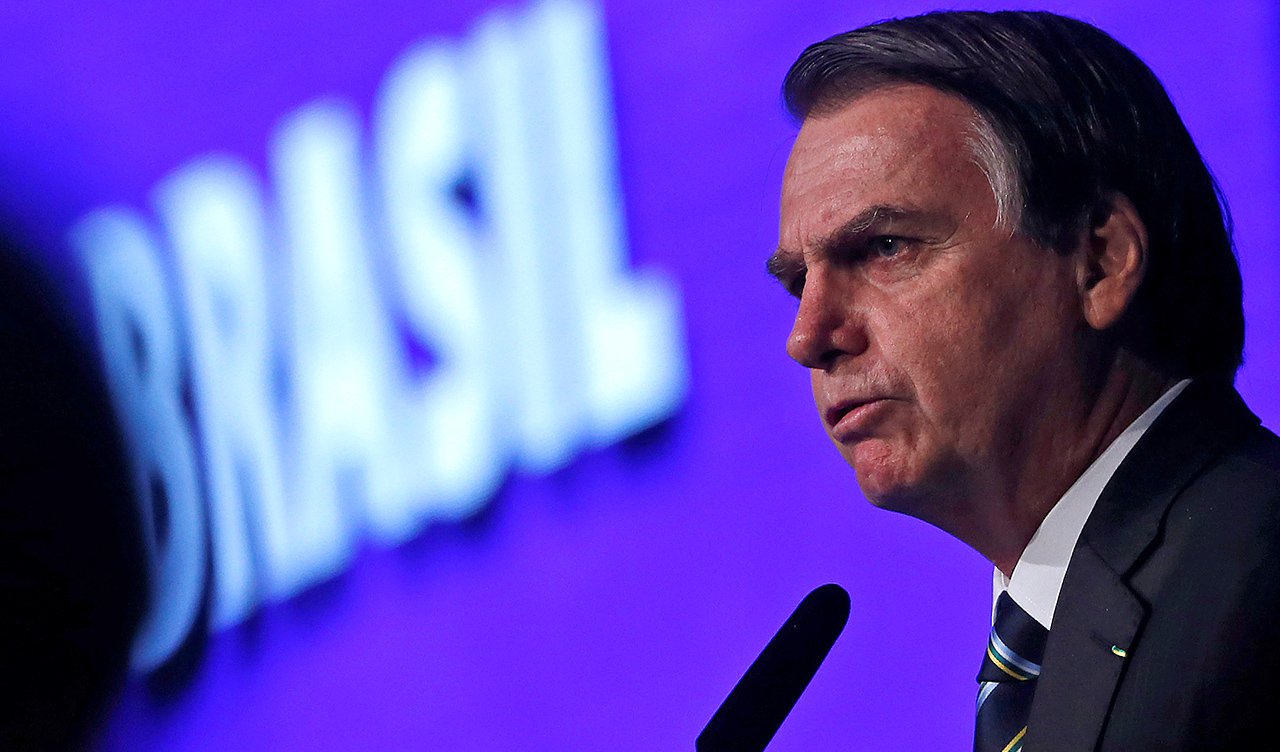 Bolsonaro atira para estancar sangria de popularidade