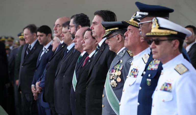 Militares que aderiram ao golpe permanecem no governo para garantir equilíbrio