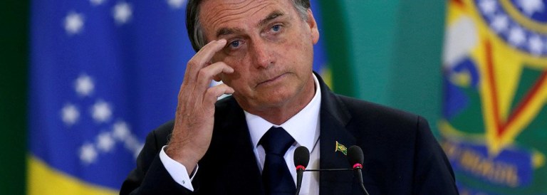 Entre a bola e a notícia, um País que anda de lado, joga para trás e é muito chato