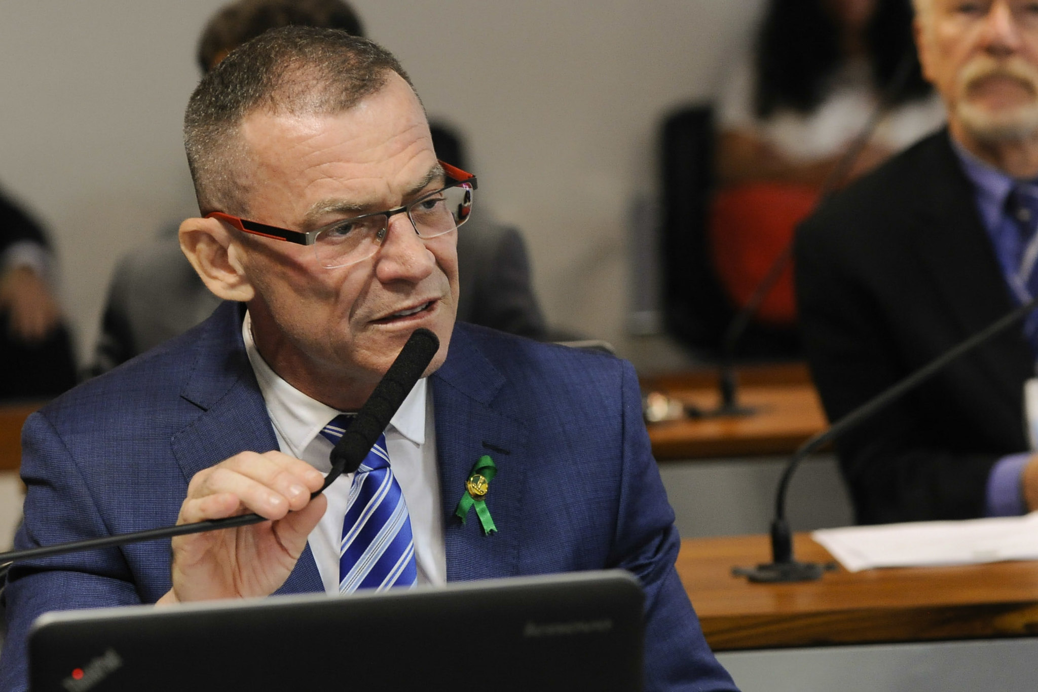 Comissão de Meio Ambiente (CMA) realiza audiência pública interativa para debater o tema "Desertificação: balanço das políticas para melhor uso do solo brasileiro". rrÀ bancada, em pronunciamento, senador Fabiano Contarato (Rede-ES).rrFoto: Jane de Araújo/Agência Senado