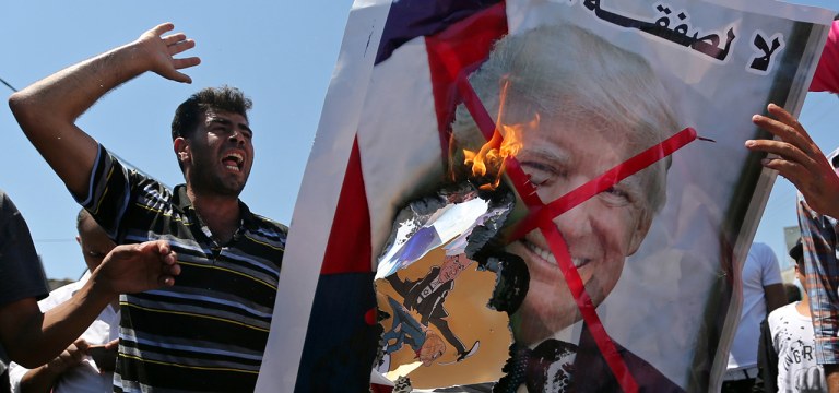 Manifestantes palestinos queimam retrato do presidente  Donald Trump