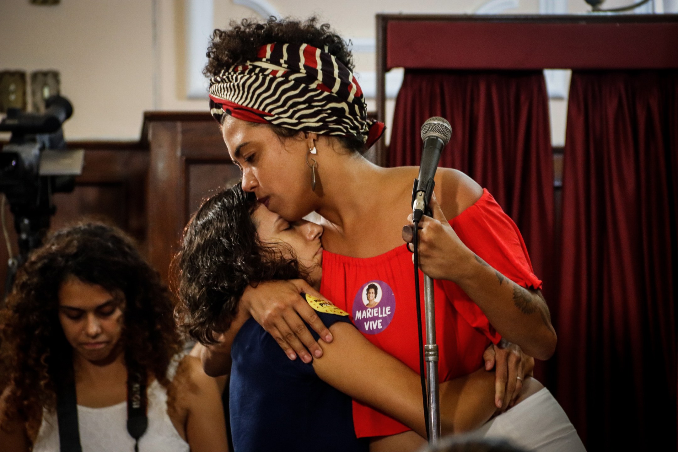 deputada Talíria Petrone com viúva da vereadora Marielle Franco