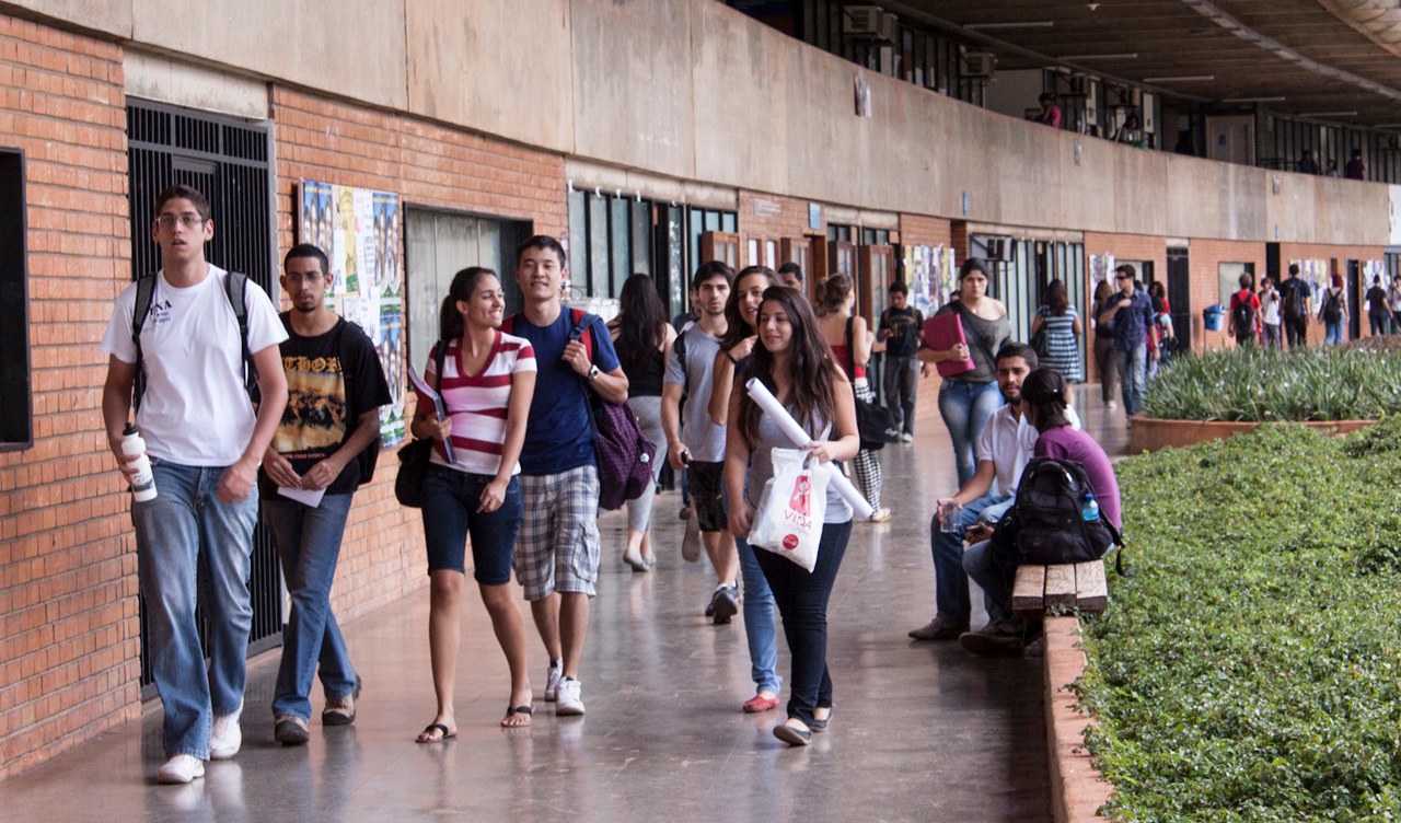 Na UnB, 2.785 professores correm risco de perder 26% do salário