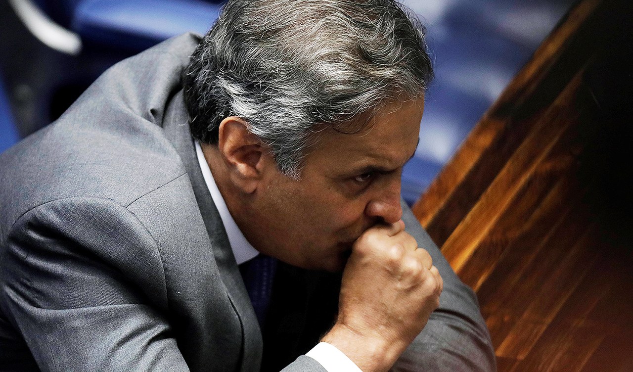 Aécio faz campanha escondido